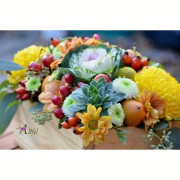 Aranjament de masa crizanteme multicolore  si fructe