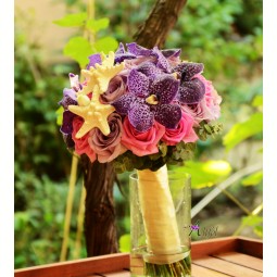 Buchet orhidee Vanda, si trandafiri roz si violet, decorat cu stelute de mare