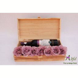 Aranjament trandafiri si vin rosu in cutie lemn natur
