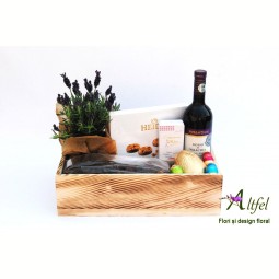 Aranjament cu lavanda, vin, dulciuri si specialitati de ciocolata in cutie lemn natur