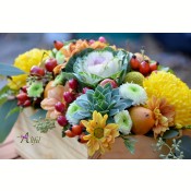 Aranjament de masa crizanteme multicolore  si fructe
