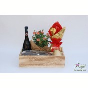 Aranjament cu trandafiri,  vin si dulciuri in cutie de lemn natur