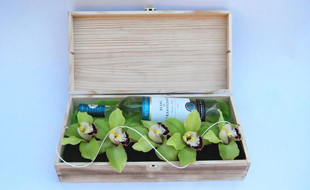 Aranjament orhidee si vin alb in cutie lemn natur